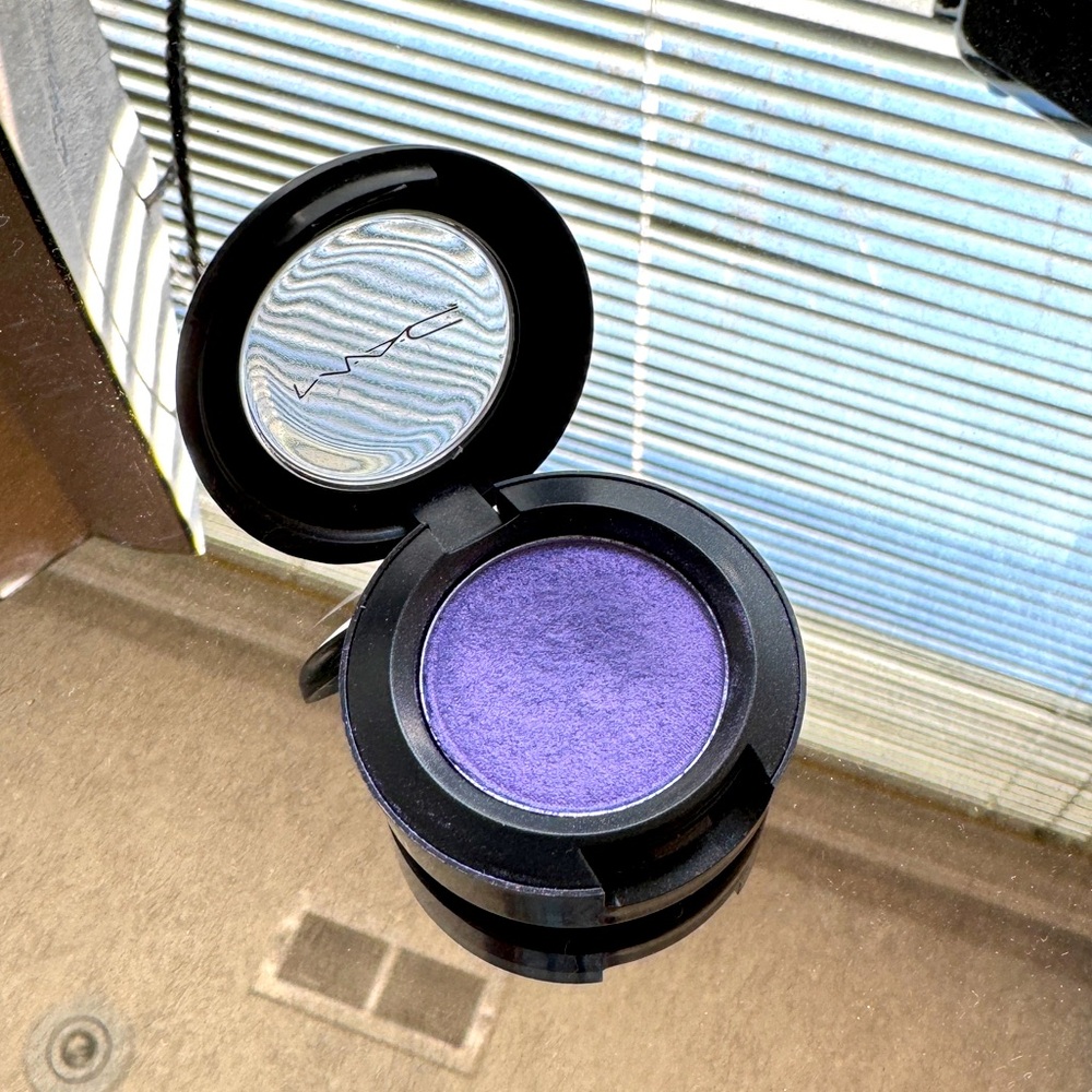 MAC Cosmetics eyeshadow Parfait Amour purple